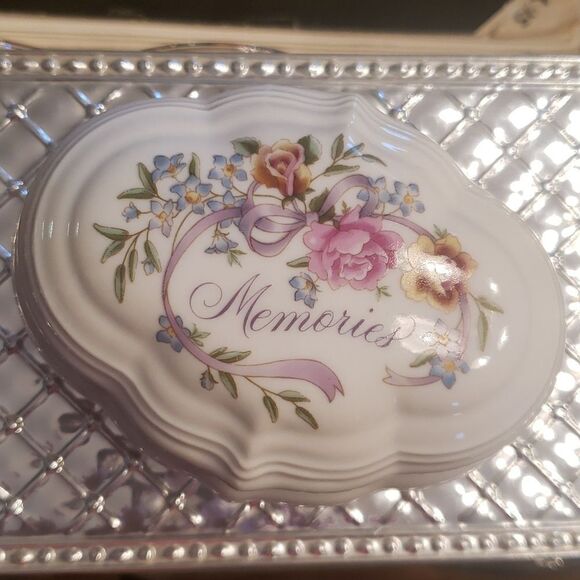 Vintage 1983 Avon "Memories... Are For Sharing" Porcelain Musical Trinket Box - Picture 1 of 15